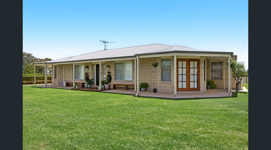 🏡 Spacious Family Home with Studio & Pool – 35–37 Dairy Street