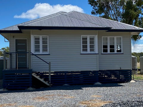 10 ACRES Renovated 3 bedroom home  LEYBURN